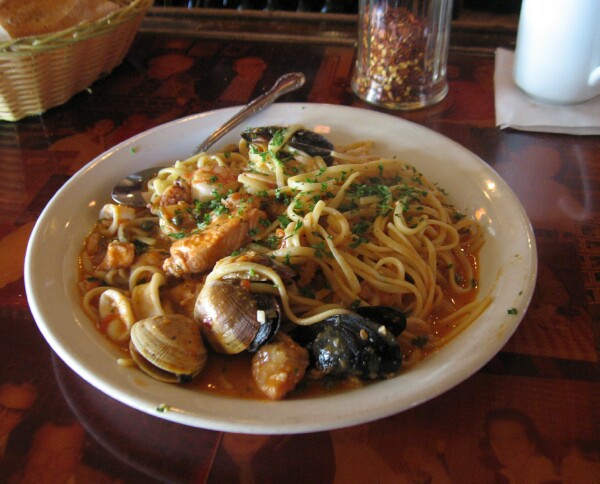 linguine with clams and mussels - photo by sptsb.com