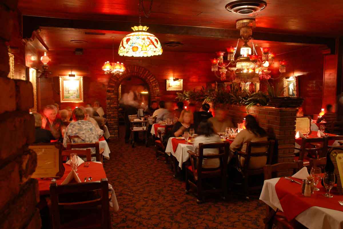 Clearman's Steak 'n Stein dining room
