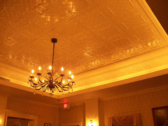2007 photo of chandelier and ceiling by Jessica Watkins on Flickr